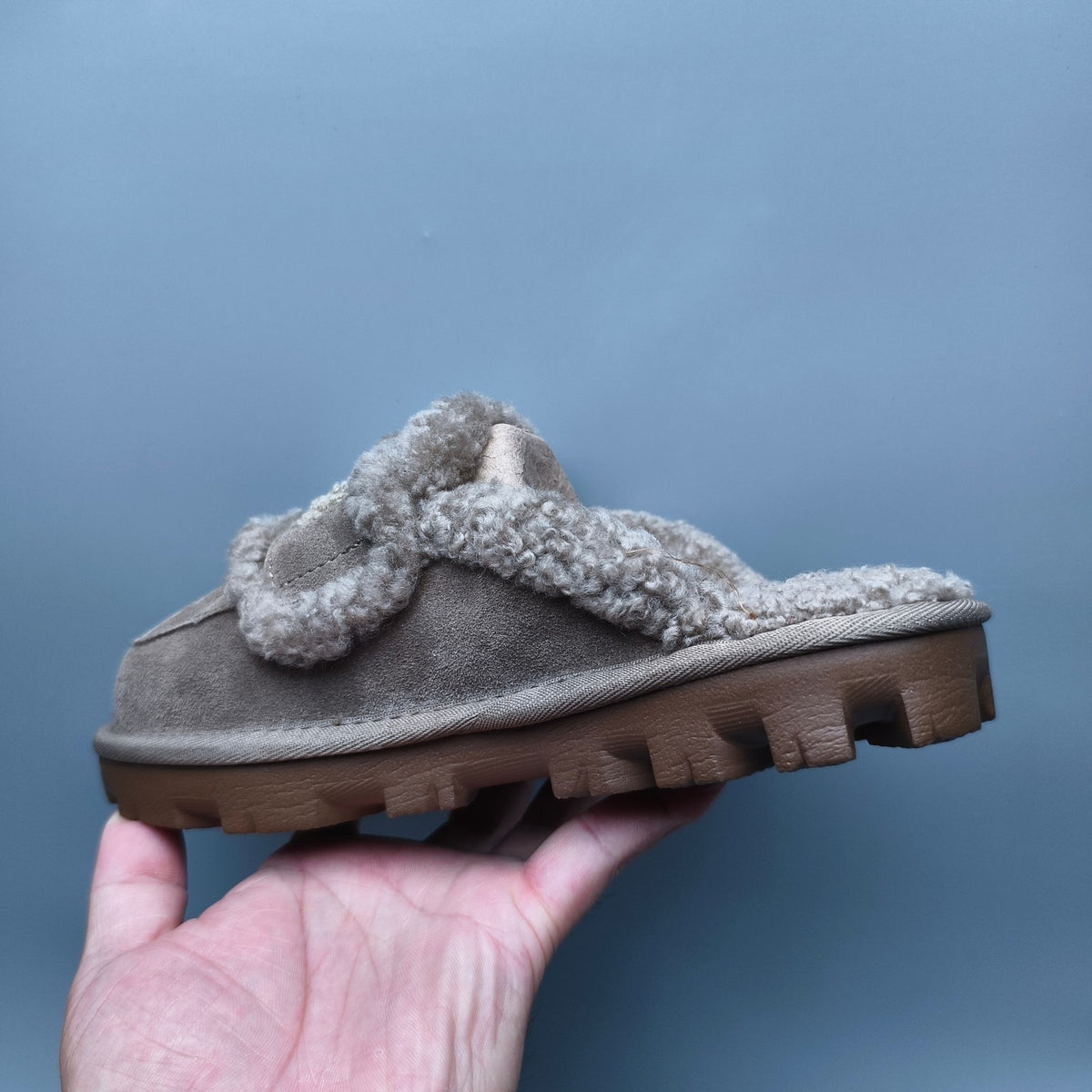 1206 Fluffy Big Logo Casual Slippers – Antelope Brown (In Stock)